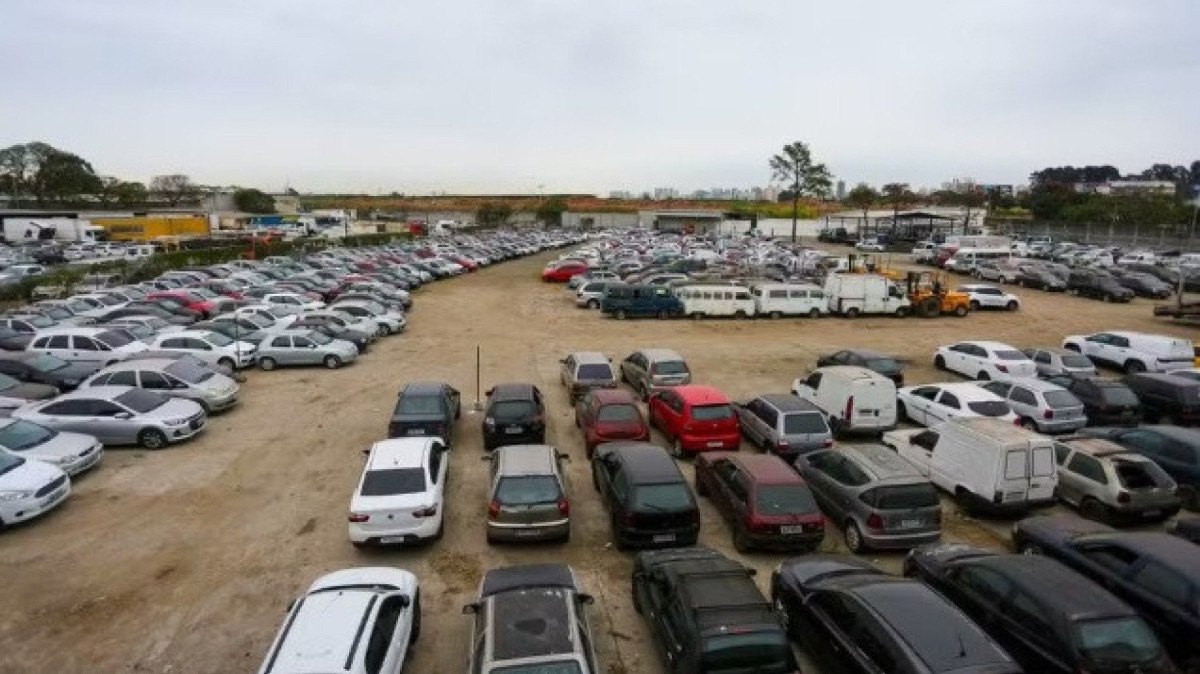 Carros no pátio do Detran-SP serão leiloados
