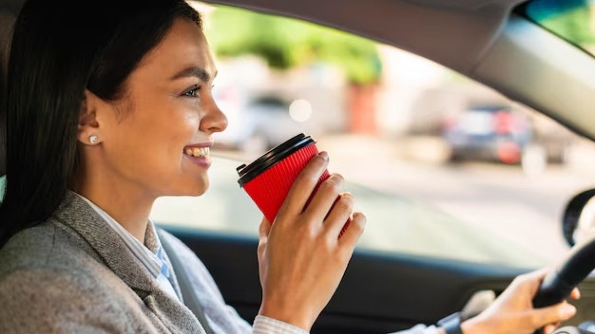 Tomar cafeiana enquanto dirige pode ser perigoso