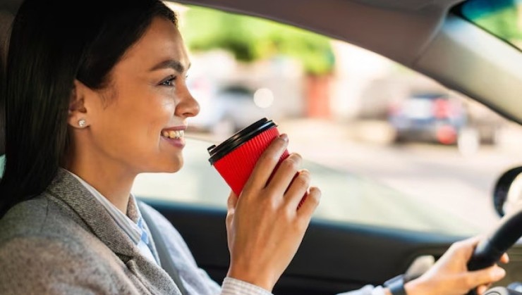 Tomar cafeiana enquanto dirige pode ser perigoso -  (crédito: Freepik)