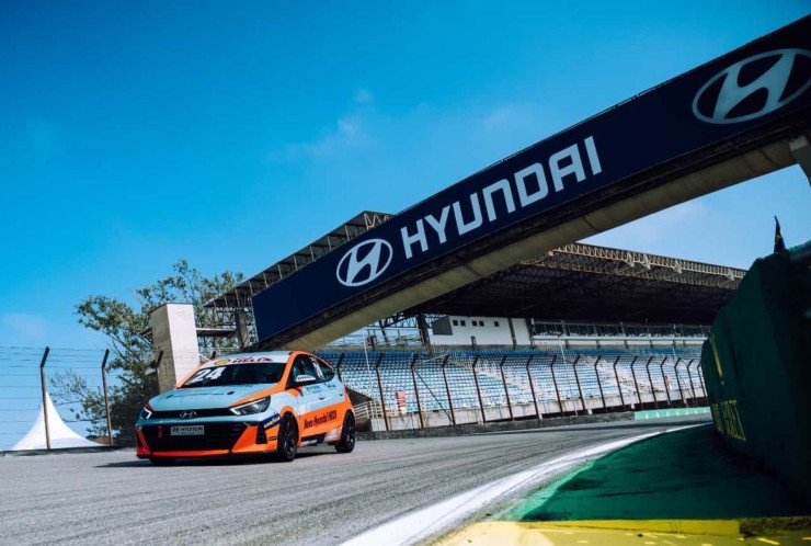 Carro de corrida Hyundai HB20 da Copa HB20 no circuito de interlagos 