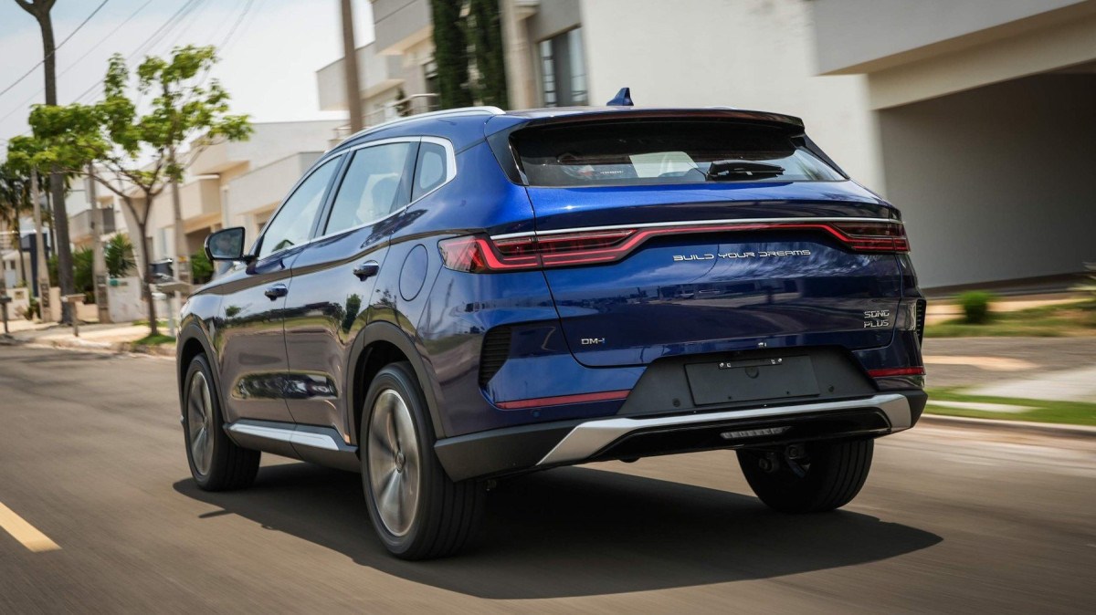 BYD Song Plus azul escuro em movimento visto pela traseira