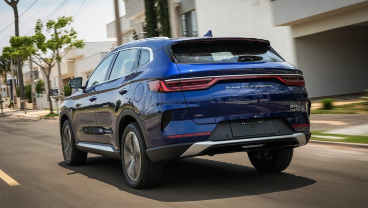 BYD Song Plus azul escuro em movimento visto pela traseira -  (crédito: Divulgação/BYD)