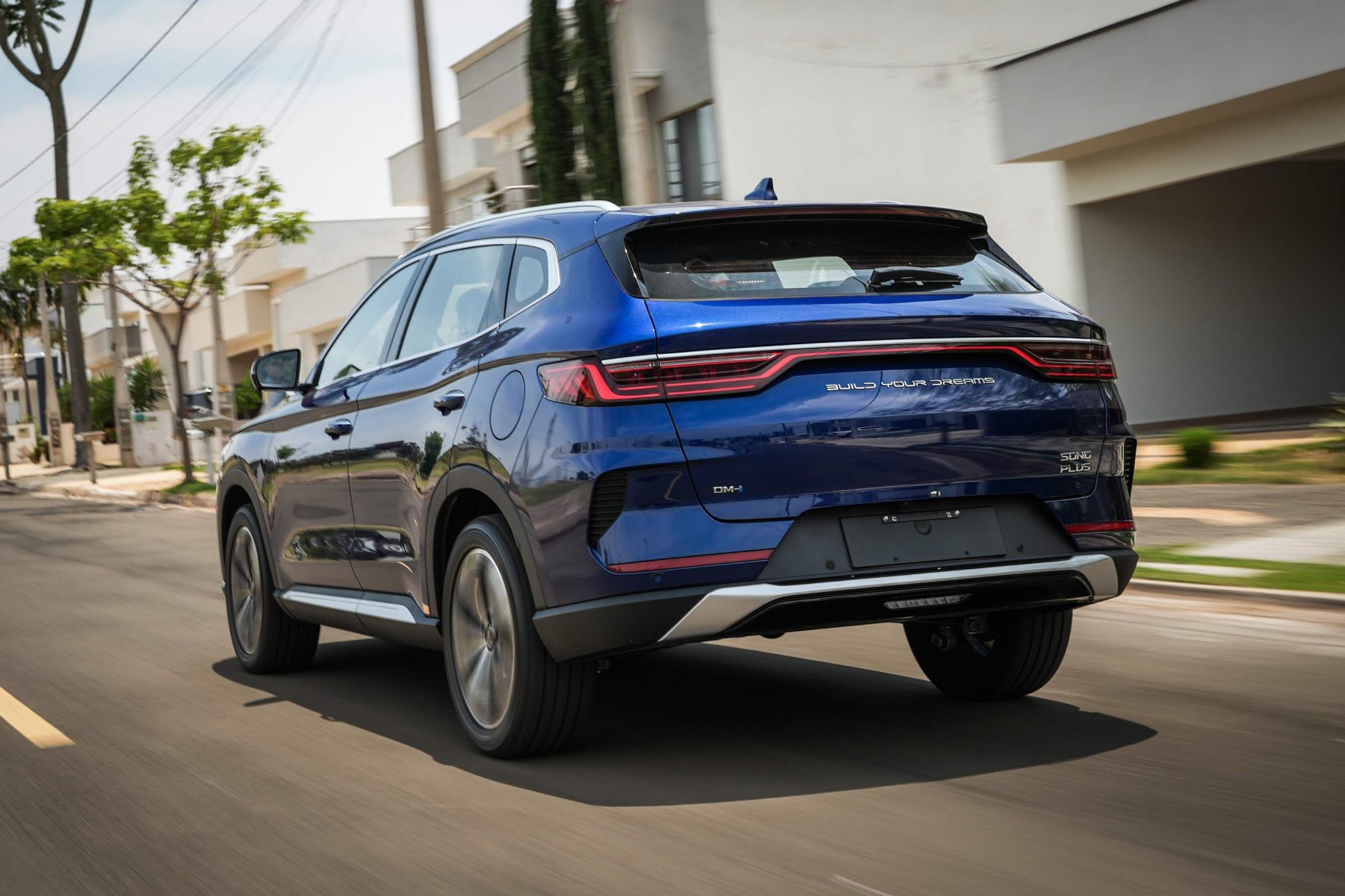 BYD Song Plus azul escuro em movimento visto pela traseira
