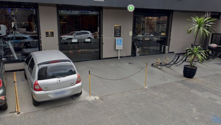 Correntes proibido estacionar &eacute; ilegal e pass&iacute;vel de multa