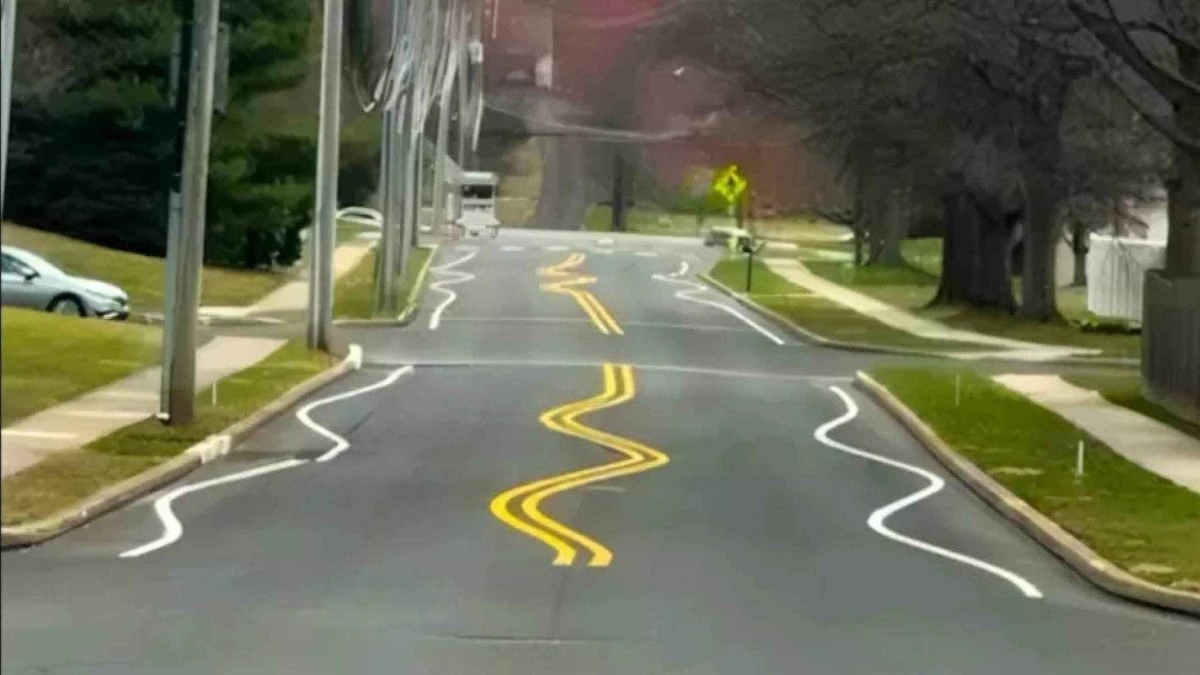 Residentes resolveram agir por conta própria e pintaram linhas tortas na rua para lidar com o excesso de velocidade