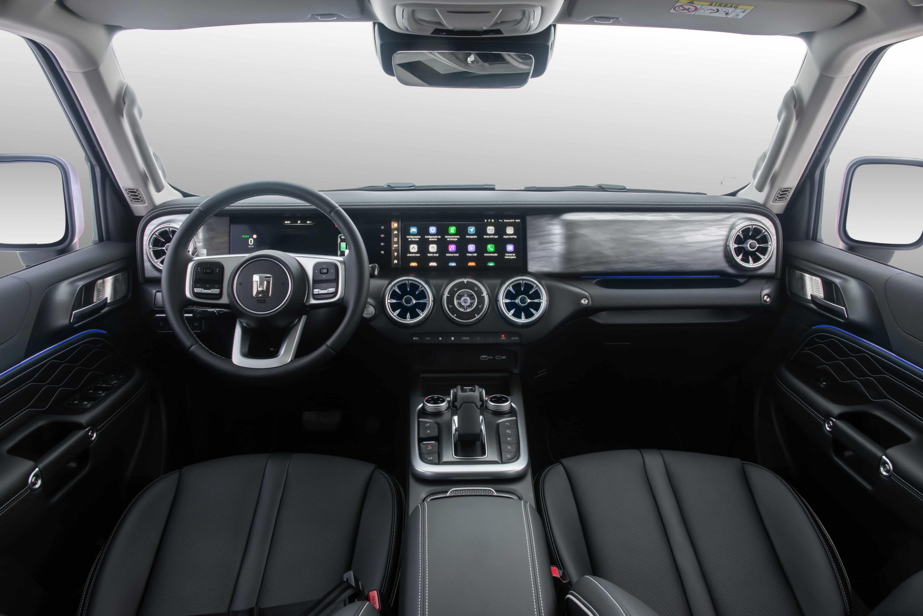 Interior luxuoso parece ter sido inspirado em modelos da Mercedes-Benz