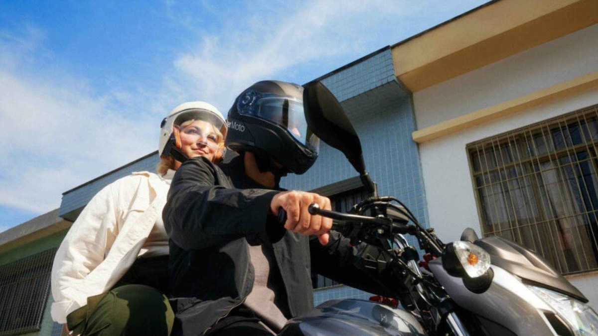 Motorista de aplicativo transportando uma passageira