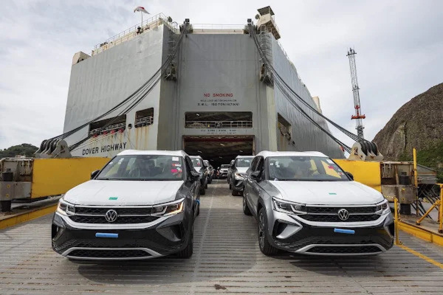 Desembarque da linha 2025 do Volkswagen Taos vindo da Argentina no porto de Vitória (ES)