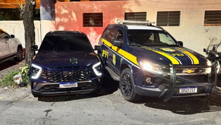 Hyundai Creta apreendido ao lado de viatura da PRF