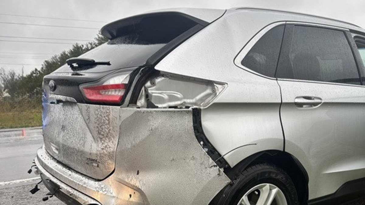 Carro atingido por raio ficou danificado 