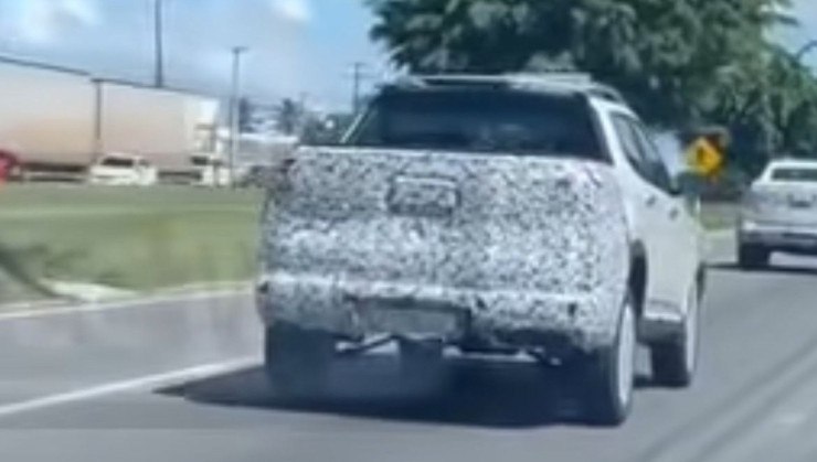 Fiat Toro 2026 é flagrada em testes próximo a fábrica da Stellantis