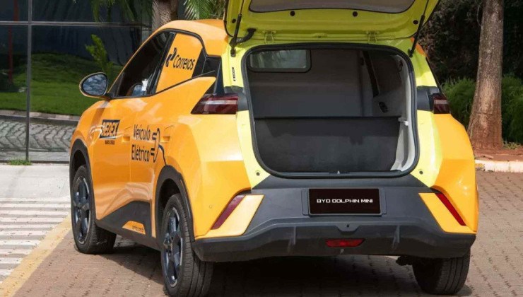 BYD Dolphin Mini Cargo na cor amarela com o porta-malas aberto