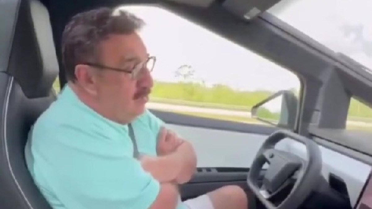 Ratinho cruza os braços enquanto testa direção semiautônoma de Tesla Cybertruck