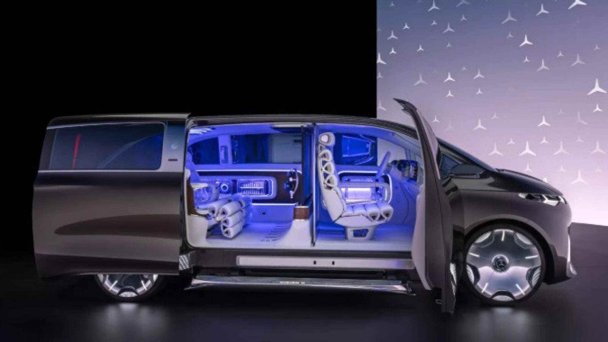 Minivan elétrica da Mercedes com a porta aberta