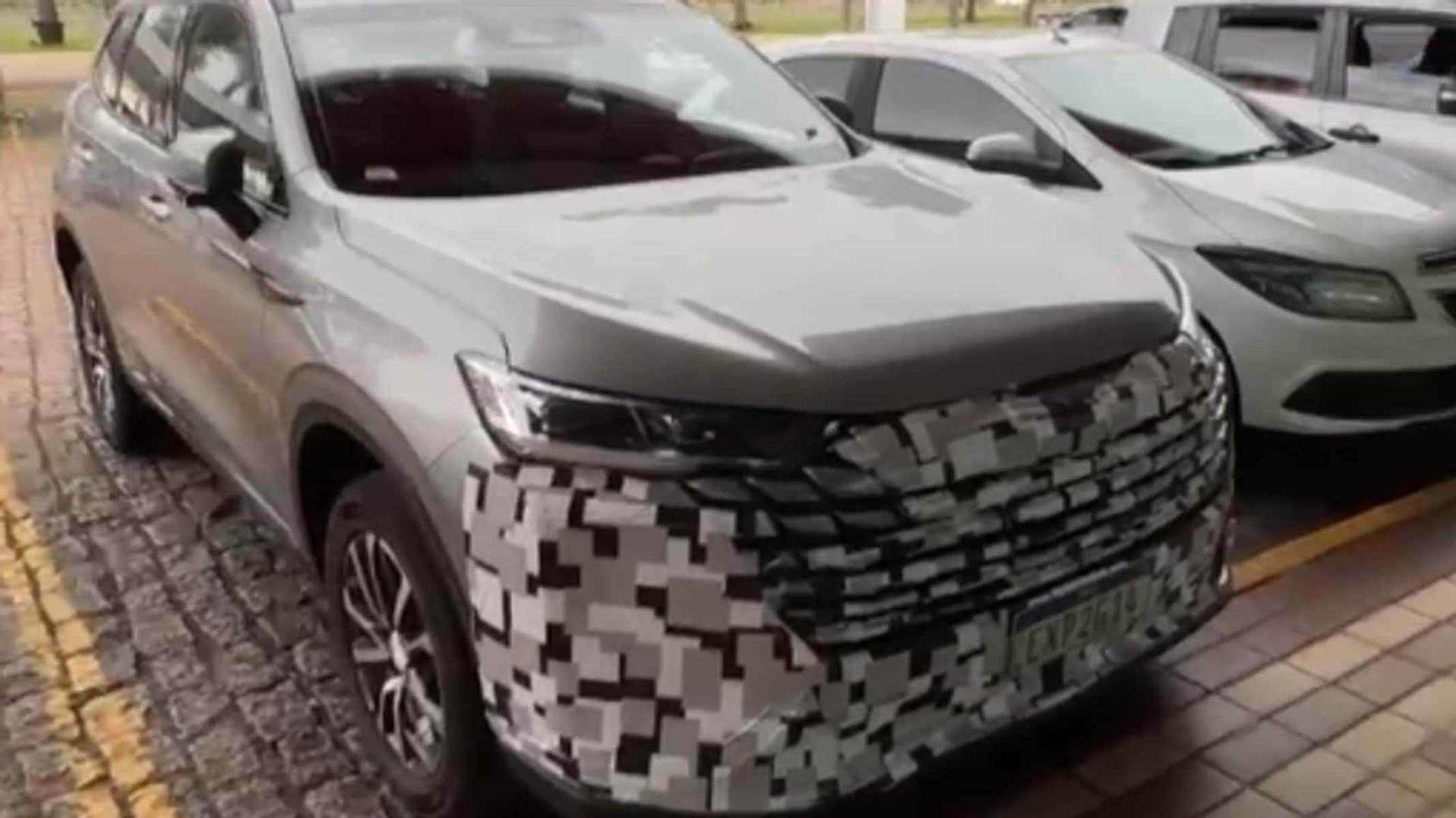Flagra do GWM Haval H6 com facelift e leve camuflagem