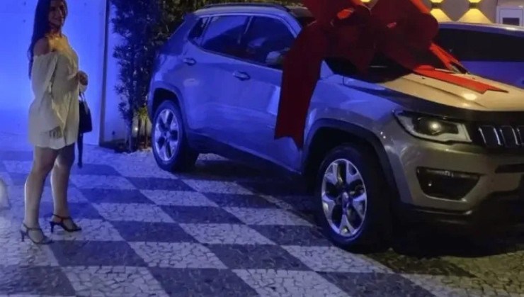 Funcionária ganha Jeep Compass com sinistro em sorteio, gasta R$ 10 Mil e é demitida  -  (crédito: Reprodução)