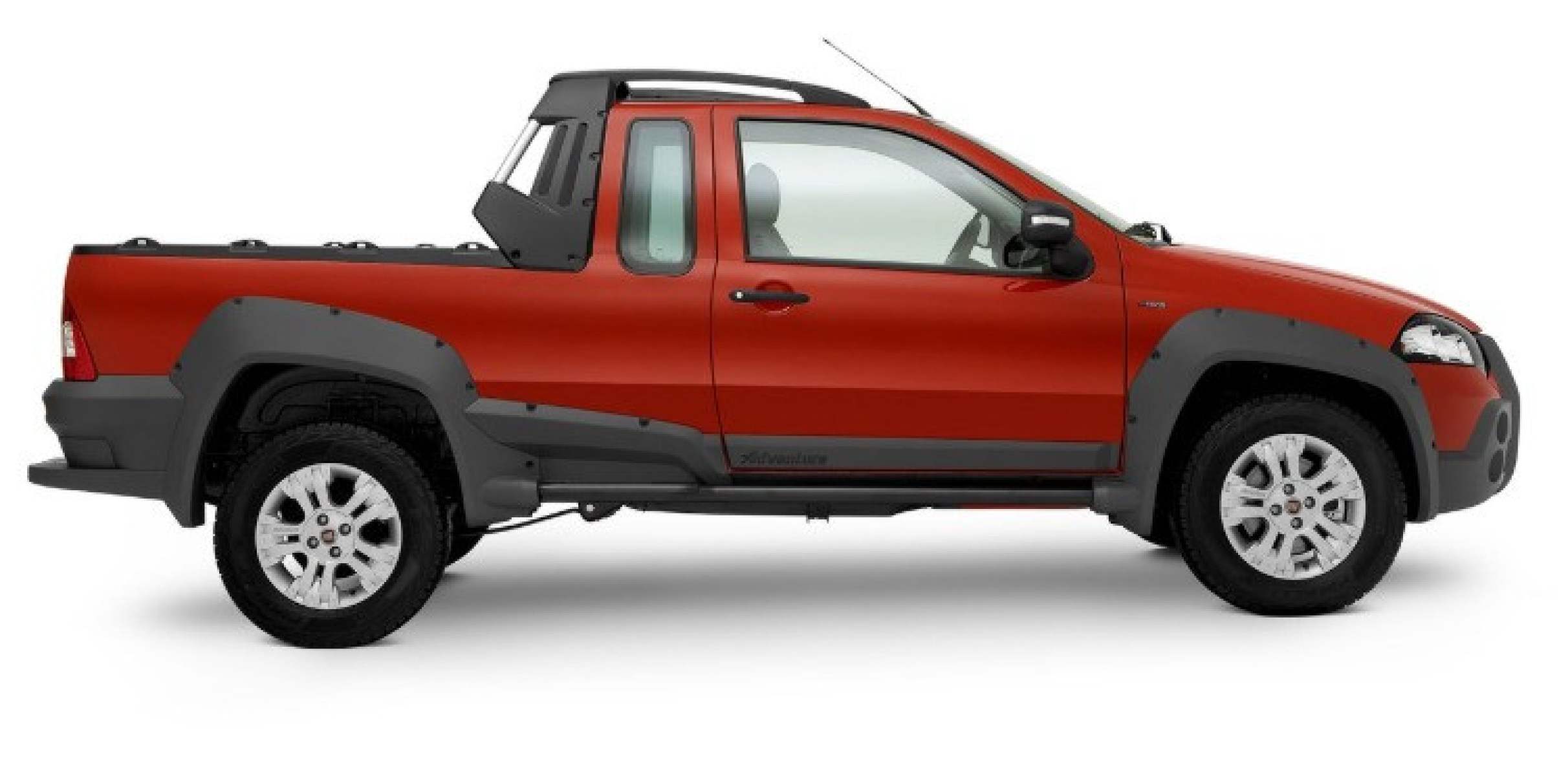 Fiat Strada 2012 vermelha posicionada de lado