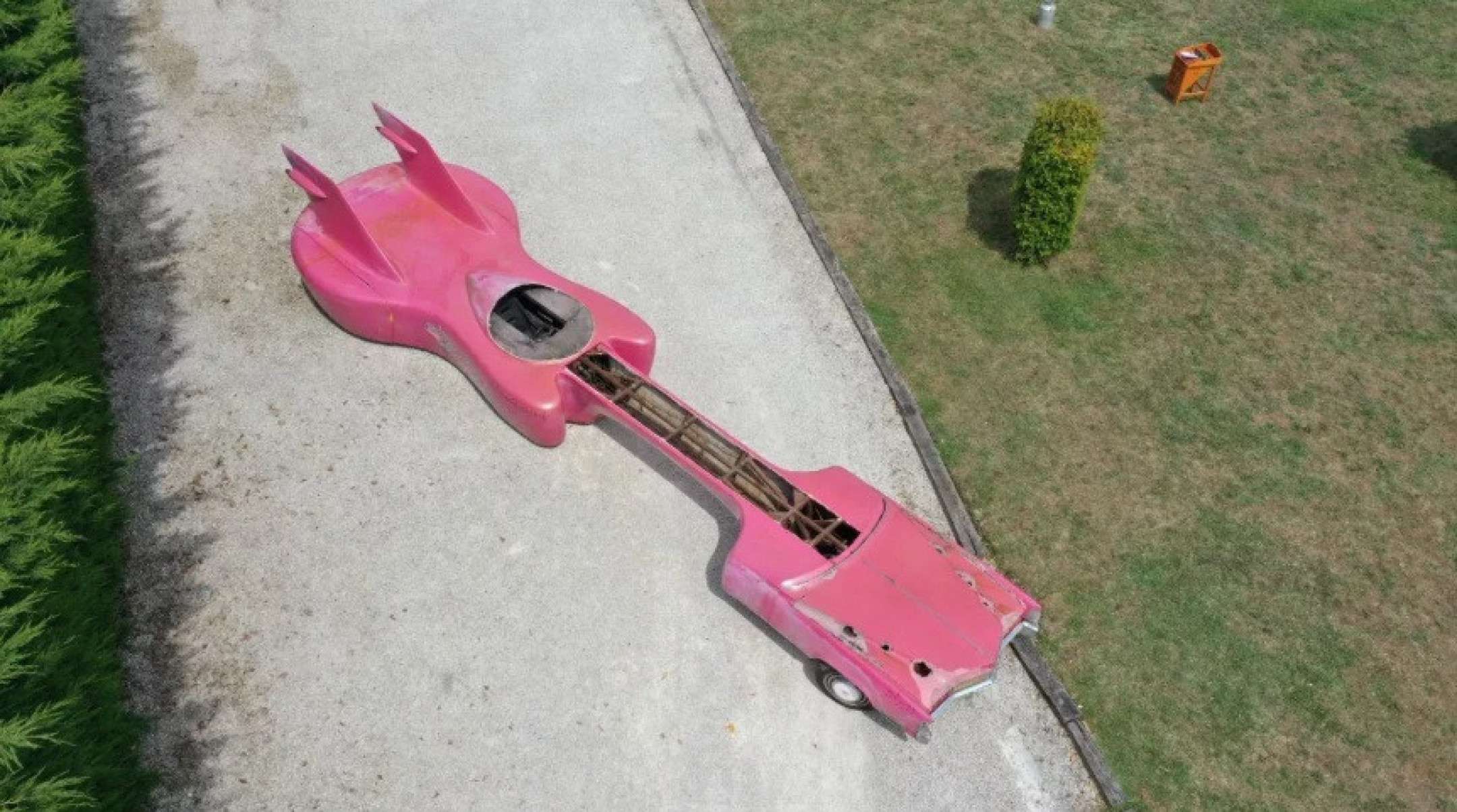 Cadillac rosa em formato de guitarra pode ser comprada a partir de R$ 63.600