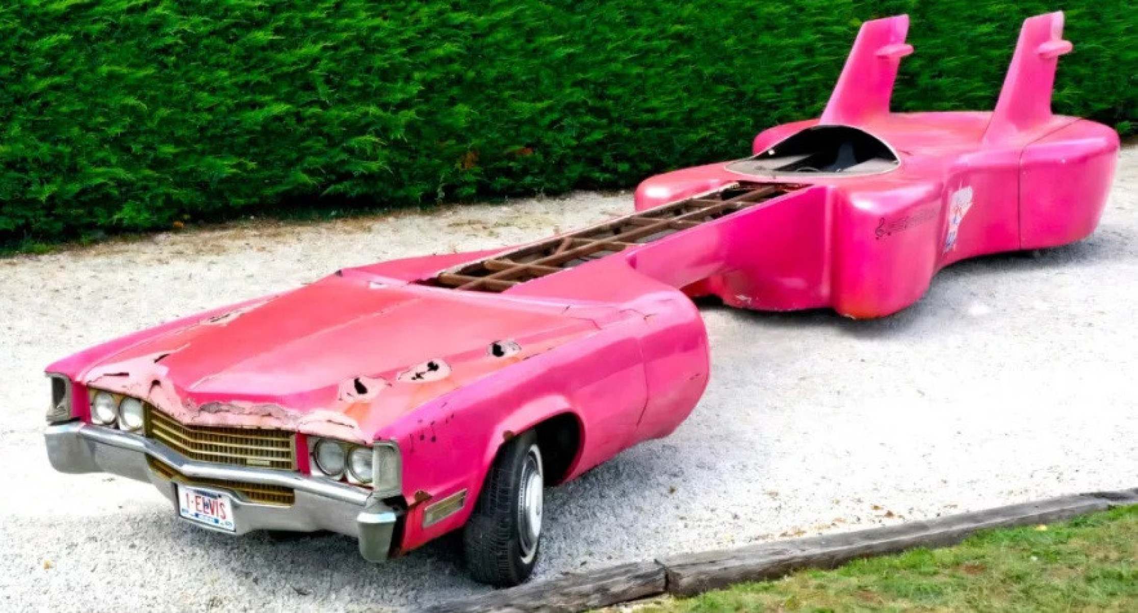 Cadillac rosa de Elvis Presley em formato de guitarra está à venda 