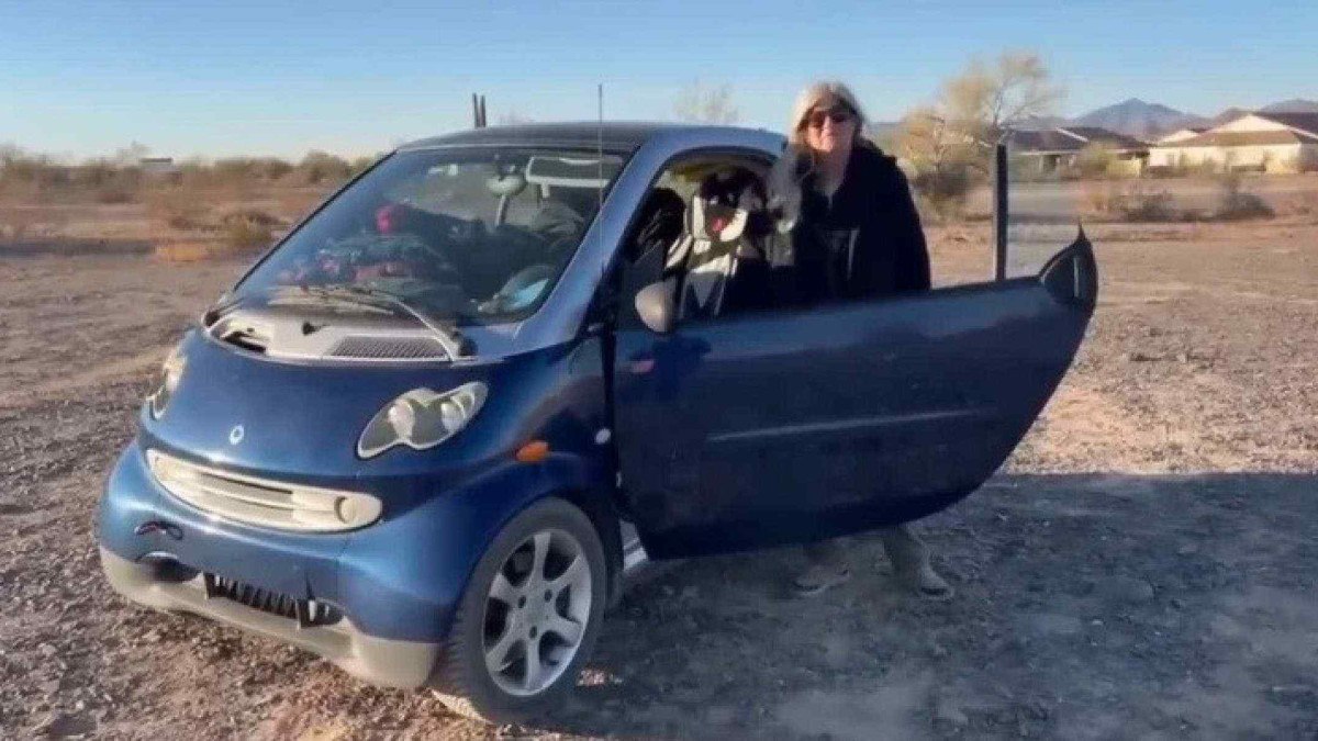 Mulher transformou microcarro SmartForTwo em um motorhome