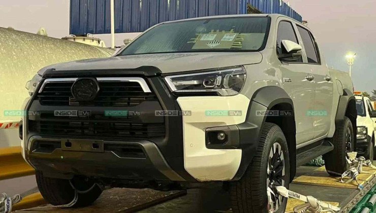 Hilux híbrida desembarcou na Argentina sem emblemas da Toyota e com pintura faltando