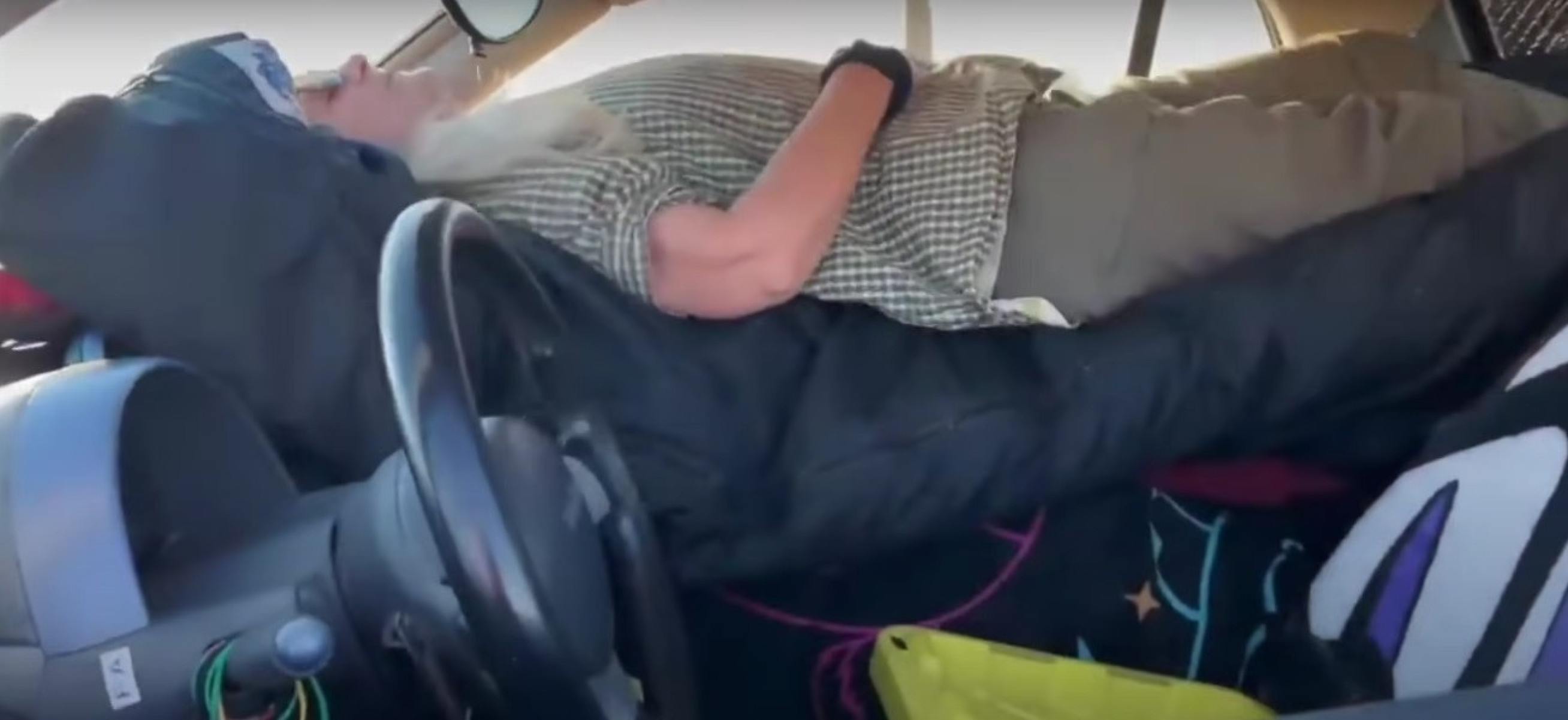 Kai mostra como dorme em seu microcarro