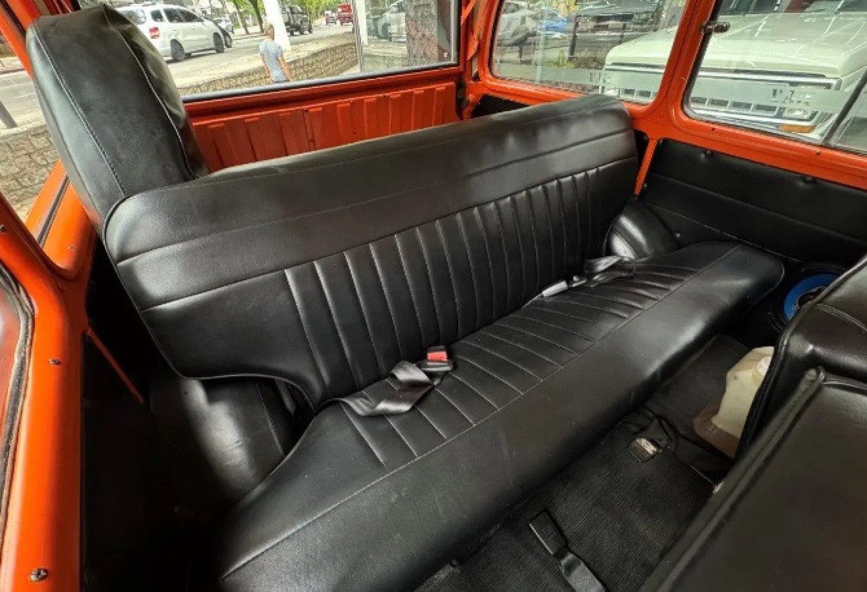 Rural Willys 1971 pintado de branco e laranja