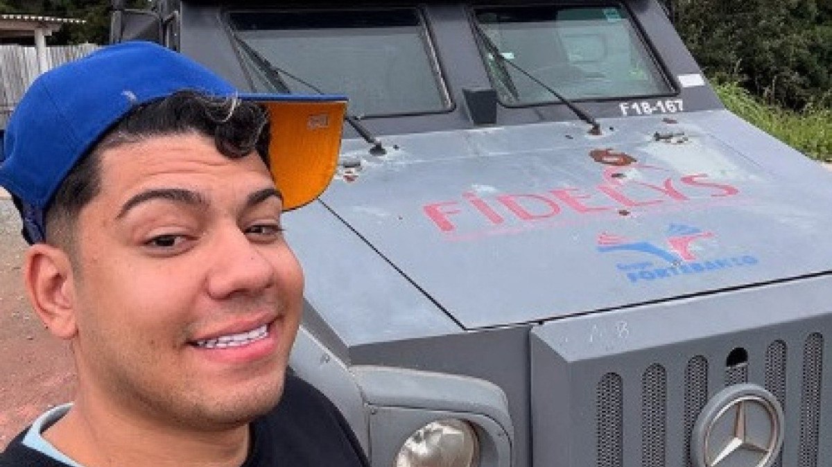 Influenciador comprou carro-forte em leilão