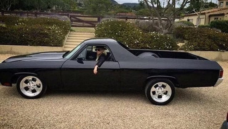El Camino estilosa também faz parte da coleção da cantora