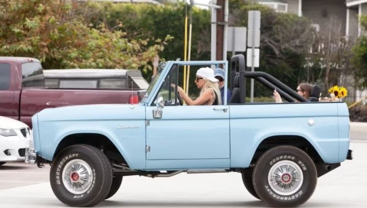 Gaga dirigindo seu Ford Bronco