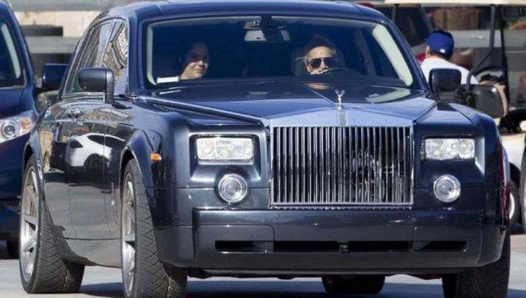 Lady Gaga dirigindo um Rolls-Royce Phantom