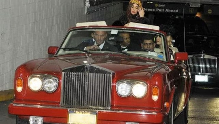 Rolls-Royce Corniche com a cantora a bordo