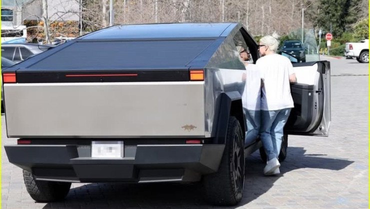 Gaga embarcando na picape elétrica da Tesla, o Cybertruck