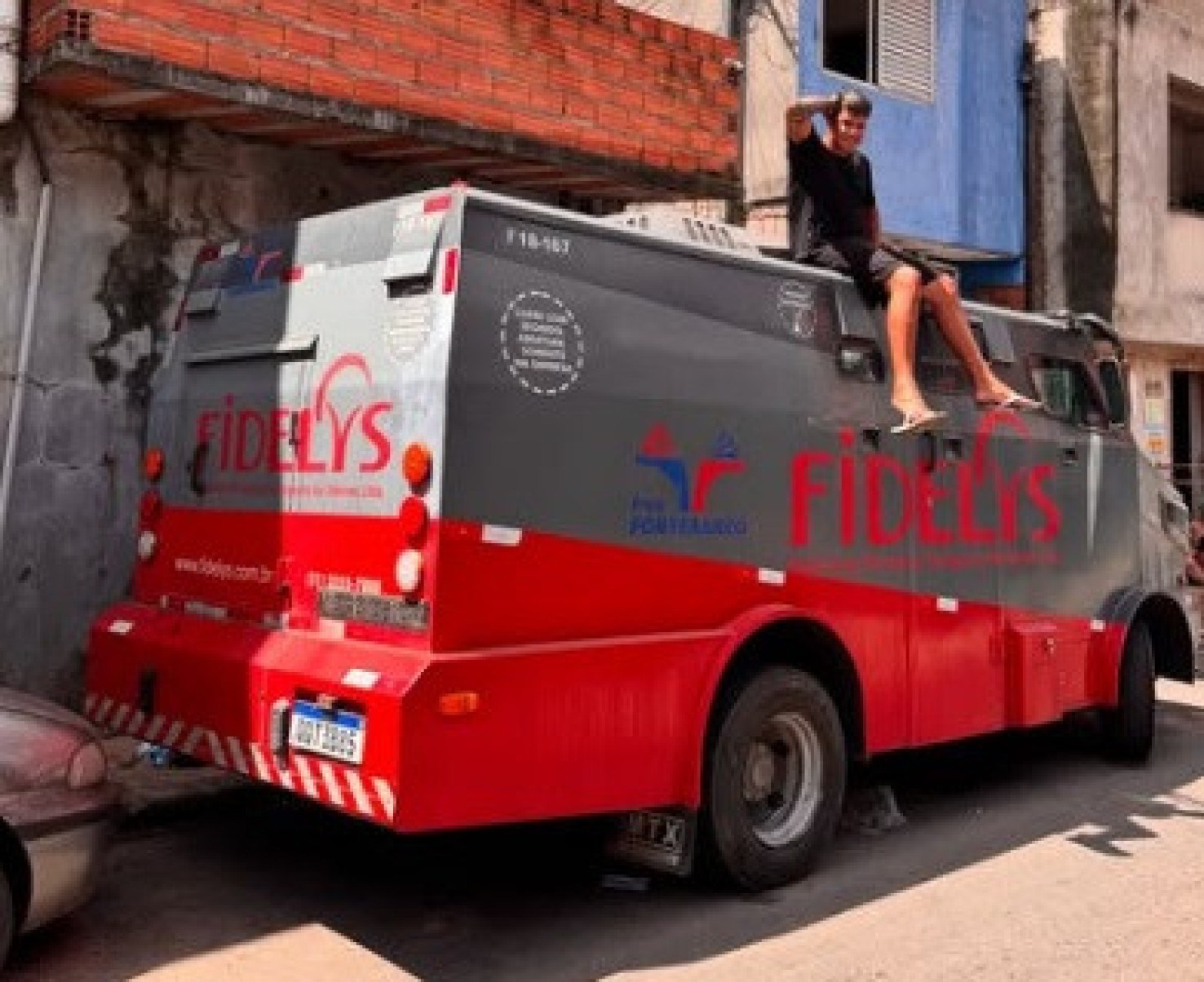 Influenciador posa com carro-forte
