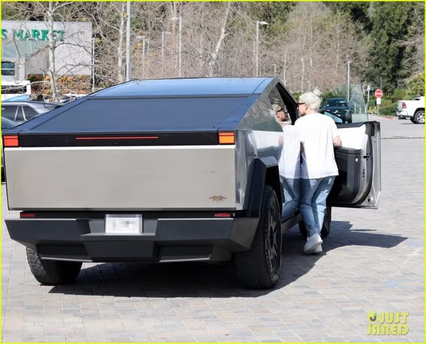 Gaga embarcando na picape el&eacute;trica da Tesla, o Cybertruck