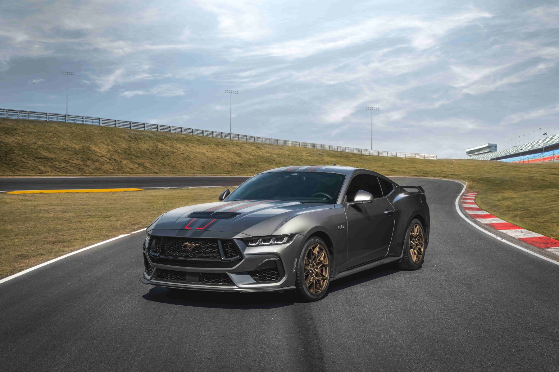 Ford vende estoque de Mustang manual em 1 hora e tem faturamento incrível