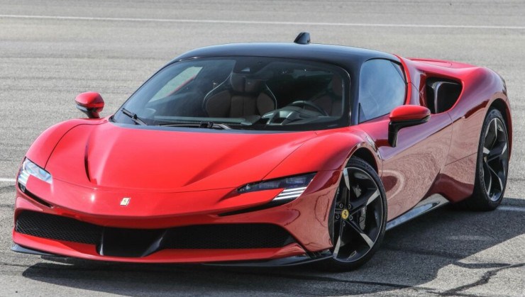 SF90 Stradale é a primeira Ferrari produzida com motorização híbrida plug-in