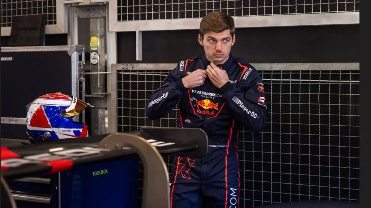 Verstappen usou macacão com próprio nome, o que ajudou a estragar o disfarce