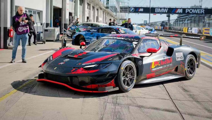 Ferrari 296 GT3 usada por Max Verstappen; patrocinios com nome do site e marca do piloto são comuns