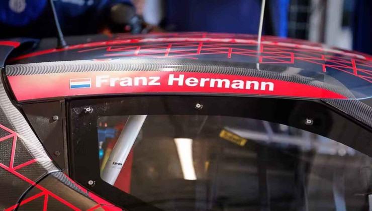Franz Hermann, o pseudônimo de Verstappen, corre sob bandeira holandesa