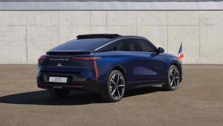 DS presenteou Emmanuel Macron, presidente da França, com um novo carro -  (crédito: Reprodução/Stellantis)