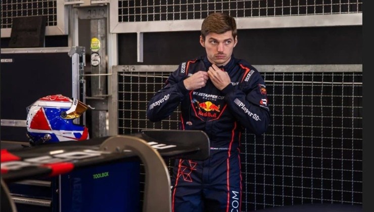 Verstappen usou macacão com próprio nome, o que ajudou a estragar o disfarce -  (crédito: Reprodução/Redes Sociais)