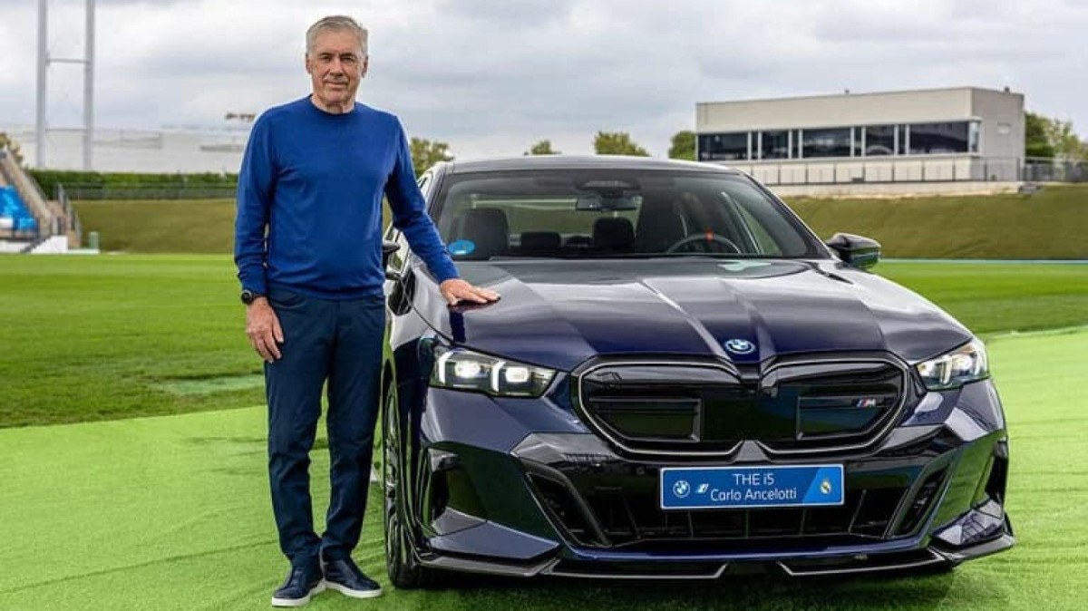 Carlo Ancelotti ao lado de seu BMW i5 presenteado pela patrocinadora do Real Madrid