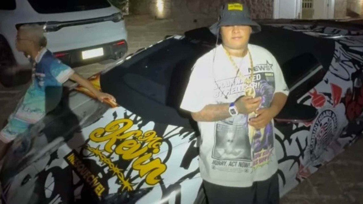 MC Ryan posa ao lado de sua Lamborghini Huracán 