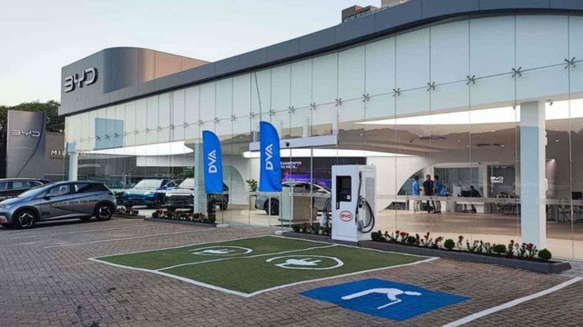Carregador de carro elétrico em concessionária da BYD