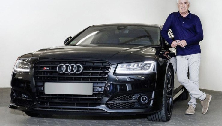 Na Alemanha, o treinador foi presenteado com sedã de luxo da Audi