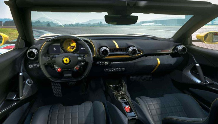 Interior mistura luxo com minimalismo, tudo voltado para reduzir peso e aumentar performance