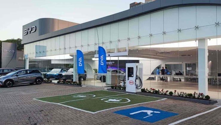 Carregador de carro elétrico em concessionária da BYD