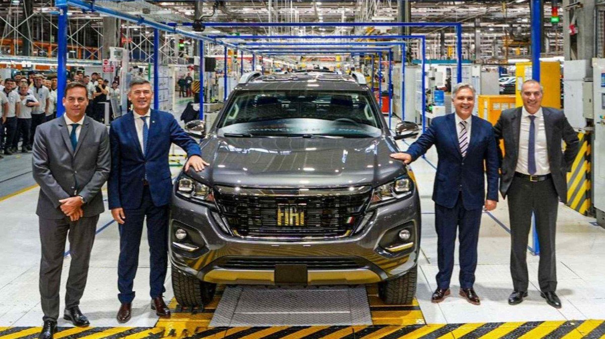 Início de produção da Fiat Titano na fábrica de Ferreyra, em Córdoba, Argentina