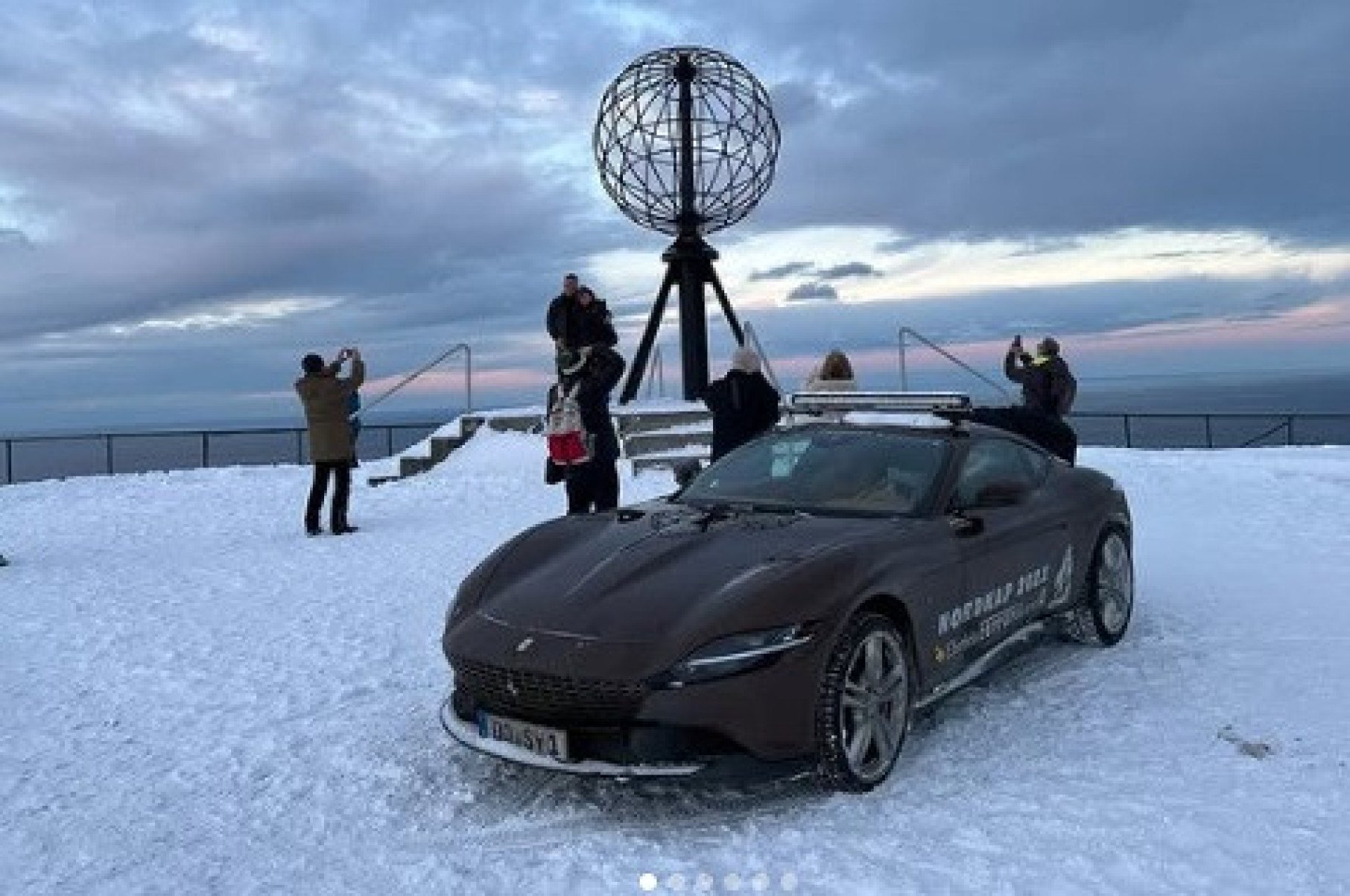 Alemães vão da Argentina até o Alaska em SUV da Ferrari